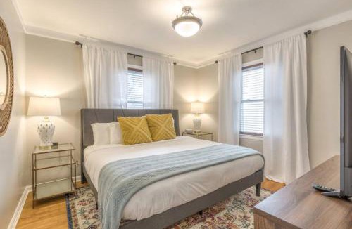 Turner Park House | OneCozyPlace Tulsa | King Bed Expo TU Downtown