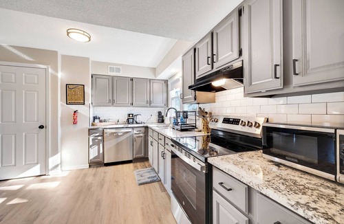 Lee's Summit House | OneNinth-Luxury Downtown Retreat