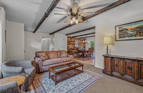 Berkeley Springs House | Otter Manor - WIFI|Fire Pit|Gameroom|Private Trail