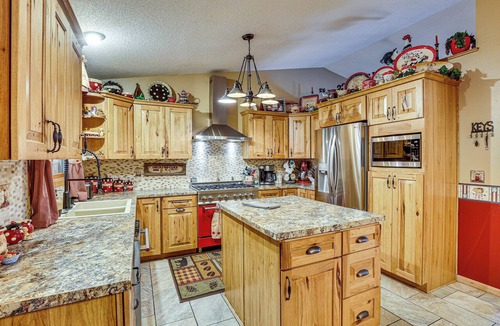 Rapid City House | Outdoor Kitchen & Patio Oasis! 5BR Rapid City Home