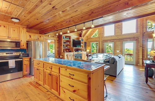 Ranger Cabin | 'Owl's Nest' Pet-Friendly Cabin w/Private Hot Tub