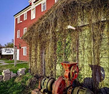 Bellevue House | Paddle Wheel Suite-Potter’s Mill