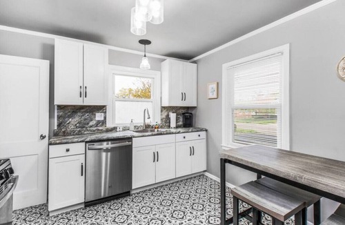 Peoria Heights House | Paris in the Heights: 3Bed+Backyard Patio