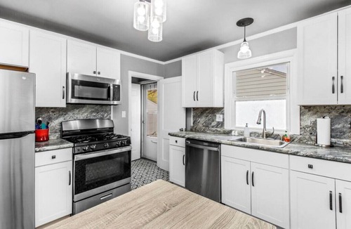 Peoria Heights House | Paris in the Heights: 3Bed+Backyard Patio