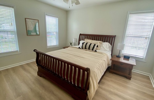 Murraysville House | Park Front Cottage - 15 Minutes To The Beach!