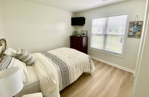 Murraysville House | Park Front Cottage - 15 Minutes To The Beach!