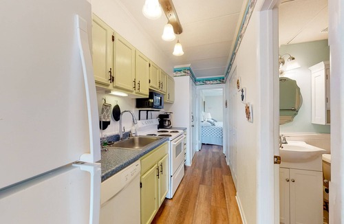 North Ocean City Condo | Partial Ocean View Condo w/Balcony, AC, W/D & Shared Pool - Steps to the Beach