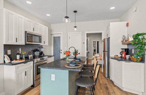 Passyunk Square Apartment | Passyunk Square Spacious 1BR - Huge Deck