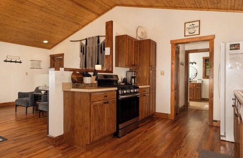 Deep Gap Cabin | Peace on Birch*Hot Tub*ScreenPrch*Propane FP*Pet Friendly