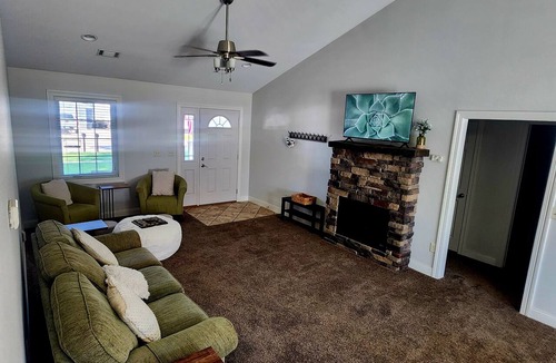 Broken Bow House | Peaceful 2-bedroom townhome in Broken Bow with Ben and Jerri the Nigerian Goats!