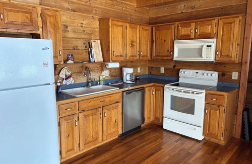 Potter Cottage | Peaceful 3-bedroom + Loft cottage with AC; only 1 hour to GEHA stadium; sleeps 7