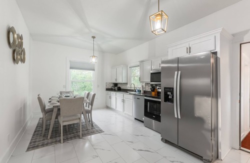 Waldron House | Peaceful 3-bedroom farmhouse with AC in Kansas City