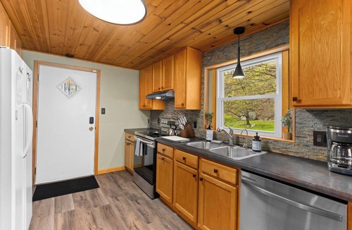 Orange Prairie Cottage | Peaceful Cottage in the Woods w/City Convenience