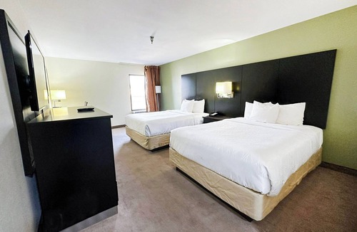 Mount Berry Hotel | Peaceful Double Queen Room | 4 Rooms | Rome Stay Close to Shopping