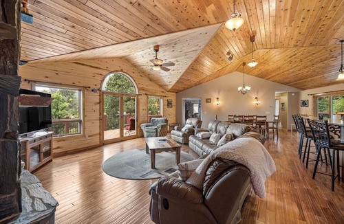 Spearfish House | Peaceful Forest Park Lodge