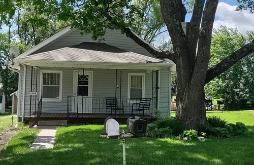 Trenton House | Peaceful Grandmas Cottage 2-bedroom house. Trenton, Mo. Wi-Fi. AC. Sleeps 5+