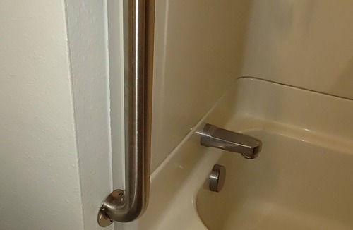 Trenton House | Peaceful Grandmas Cottage 2-bedroom house. Trenton, Mo. Wi-Fi. AC. Sleeps 5+