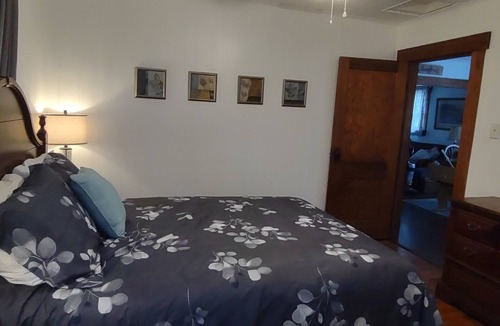 Trenton House | Peaceful Grandmas Cottage 2-bedroom house. Trenton, Mo. Wi-Fi. AC. Sleeps 5+