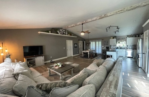 Santa Fe House | Peaceful home away from home close to Mark Twain Lake