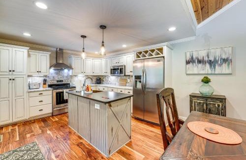 Rome House | Peaceful Home w/Porch & Yard, 5 Mi to Rome!