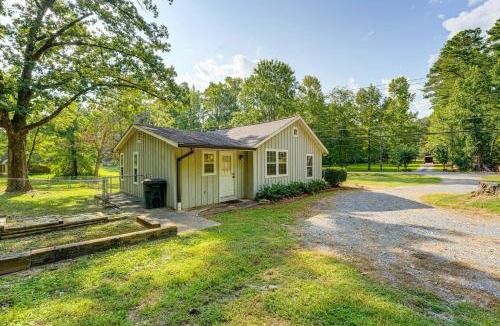 Rome House | Peaceful Home w/Porch & Yard, 5 Mi to Rome!