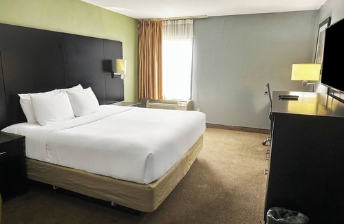 Mount Berry Hotel | Peaceful King Retreat | Relaxing Rome Stay Close to Downtown & Dining