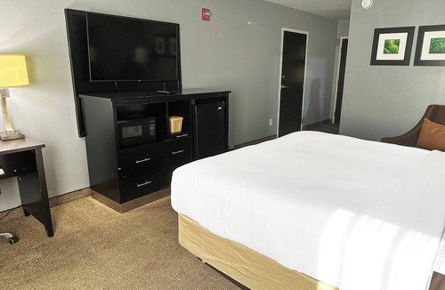Mount Berry Hotel | Peaceful King Retreat | Relaxing Rome Stay Close to Downtown & Dining