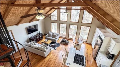 Mentone House | Peaceful Luxury Cabin with Floor-to-Ceiling Glass Views & Historic Gas Log Near Cloudland Canyon, Mentone, Alabama
