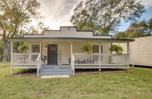 Montgomery House | Peaceful Montgomery Vacation Rental w/Porch!