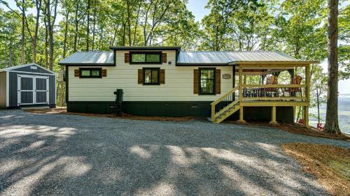 Menlo House | Peaceful Mountain Tiny Home with Breathtaking Valley Views & Fireplace Near Lookout Mountain, Menlo GA