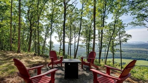 Menlo House | Peaceful Mountain Tiny Home with Breathtaking Valley Views & Fireplace Near Lookout Mountain, Menlo GA