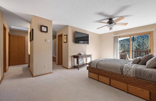 Rapid City House | Peaceful Pines 5 BR Home with Jacuzzi - Sleeps 9