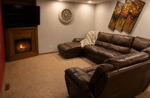 Le Center House | Peaceful Place by the Lake Near Cleveland MN