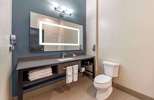 Pflugerville Hotel | Peaceful Room Ideal for Relaxing Getaways Near Typhoon Texas Water Park - 3.8 mi