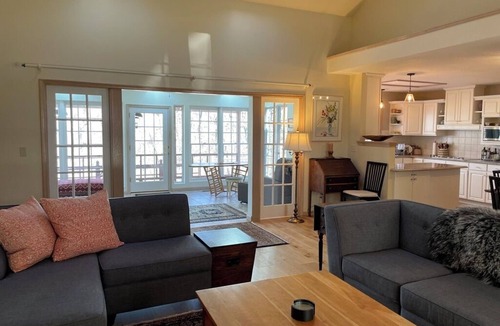 Kirksville House | Peaceful, Spacious, Artsy Home in woods , 5 min to Kirksville & 1000 Hills Lake
