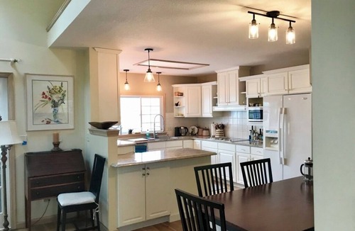Kirksville House | Peaceful, Spacious, Artsy Home in woods , 5 min to Kirksville & 1000 Hills Lake
