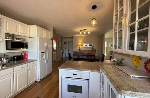 Kirksville House | Peaceful, Spacious, Artsy Home in woods , 5 min to Kirksville & 1000 Hills Lake