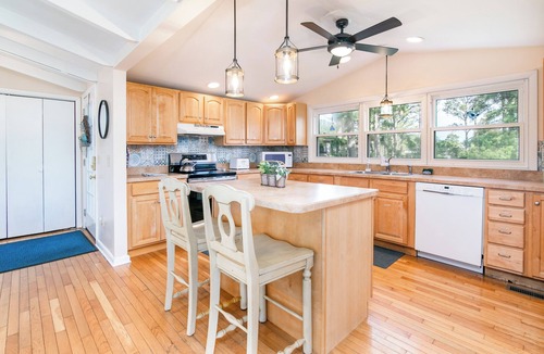 Deep Hole House | Pearl in the Pines – Bikes, Kayaks, EV Charger, Screened Porch, Fire Pit, Pets