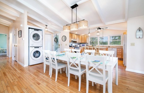Deep Hole House | Pearl in the Pines – Bikes, Kayaks, EV Charger, Screened Porch, Fire Pit, Pets