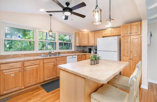 Deep Hole House | Pearl in the Pines – Bikes, Kayaks, EV Charger, Screened Porch, Fire Pit, Pets