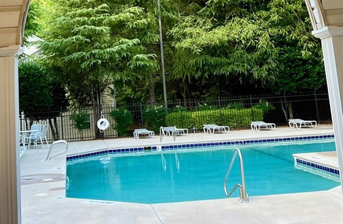 Greensboro House | Pearlitah: Luxe 3BR King Ensuite, 4 Beds, Semi-Gated Central location