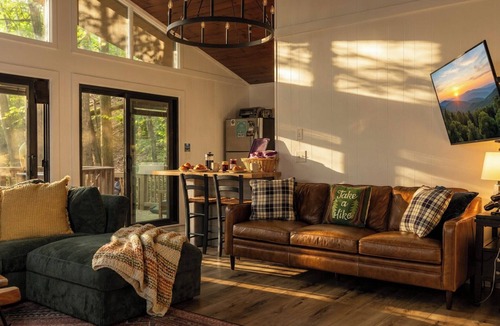 Deep Gap Cabin | Penny Creek Cabin 2 bed 1 bath sleeps 6,Creekside*Hike*Fish*RELAX