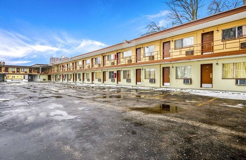 Peoria Apartment | Peoria IL | King Bed