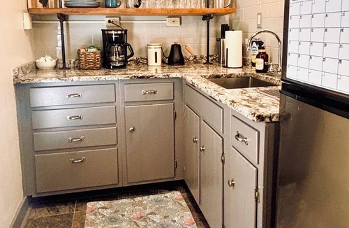 Downtown Apartment | Perfect 2-bedroom guest house with AC in historic Rockford neighborhood