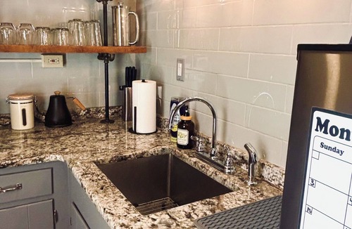 Downtown Apartment | Perfect 2-bedroom guest house with AC in historic Rockford neighborhood