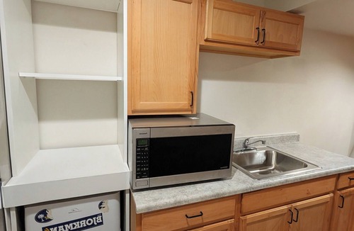 Sioux Falls House | Perfect 2-bedroom house at SW Sioux Falls. living area,Fireplace and kitchenate.