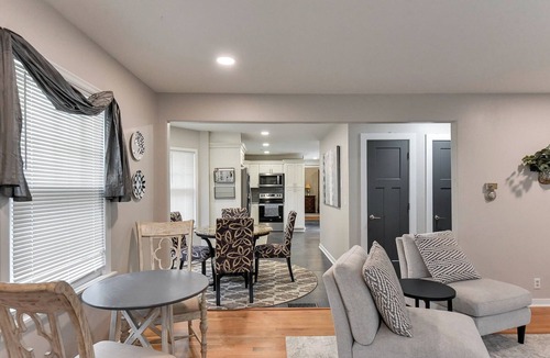 Aksarben - Elmwood Park House | Perfect Location in Omaha, Walking distance to Aksarben village and Boxter Arena