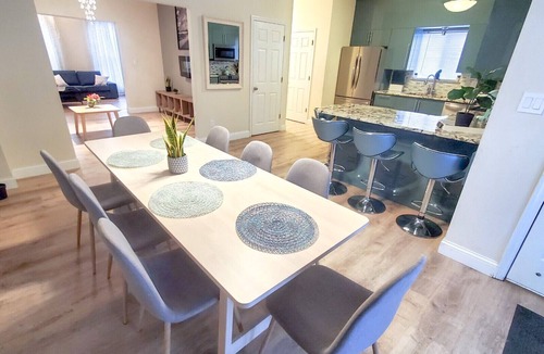 The Gate House | Perfect Multi Family Retreat. Modern & Spacious. 5BR. Sleeps 12.