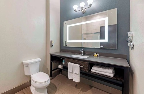 Pflugerville Hotel | Perfect Room for Weekend Escapes Close to Local Dining & 2.8 Mi to Typhoon Texas