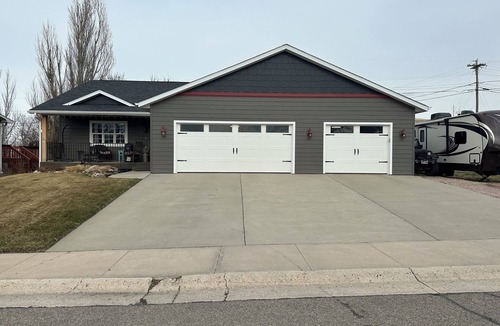 Belle Fourche House | Perfect Sturgis Rally Rental-4+Bed, 3 Bath, Pool,Patio, 3 Car Garage, & more!